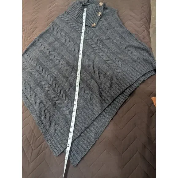 Women's grey Pancho style sweater w/button collar by Anna & Ava one size NWT - Picture 6 of 7